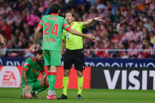 Spanish La Liga EA Sports soccer match Atletico Madrid vs Osasuna at Riyadh Air Metropolitano stadium in Madrid, Spain. 18 October 2025 Catena and referee 900 Cordon Press  900 CordonxPress LOF - Atletico Madrid vs Osasuna