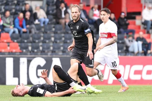 18 10 2025, Football, Men, 11 Matchday Third League Season 2025 2026 VfB Stuttgart II FC Schweinfurt 05 From left Jakob Tranziska FC Schweinfurt 05, 17 after foul on the ground, Kristian Böhnlein FC Schweinfurt 05, 13