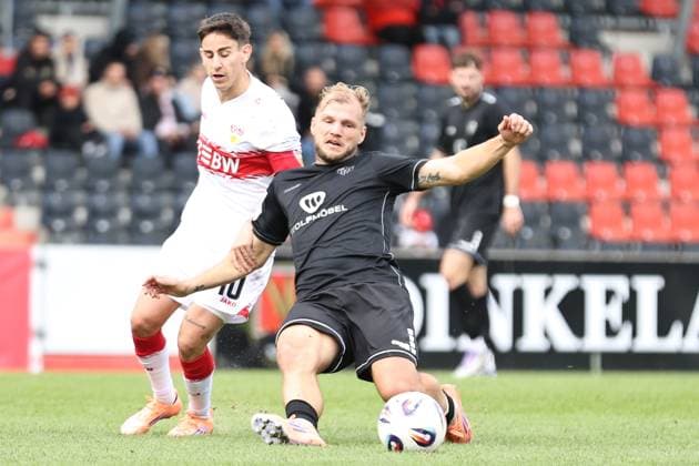 18 10 2025, Football, Men, 11 Matchday Third League Season 2025 2026 VfB Stuttgart II FC Schweinfurt 05 From left Nicolas Sessa VfB Stuttgart II, 10 against Johannes Geis FC Schweinfurt 05, 30