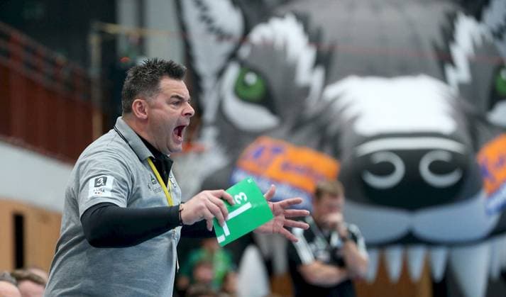 18 10 2025, xfsx, Herren, Handball, Saison 2025 2026, 3 Liga, Staffel Sued, 9 Spieltag Woelfe Wuerzburg HC Erlangen II v li Trainer Heiko Karrer Woelfe Wuerzburg gibt Anweisungen, gestikuliert, mit den Armen gestikulieren, gives instructions, gesticulate, Einzelbild Wuerzburg tectake ARENA Bayern Deutschland