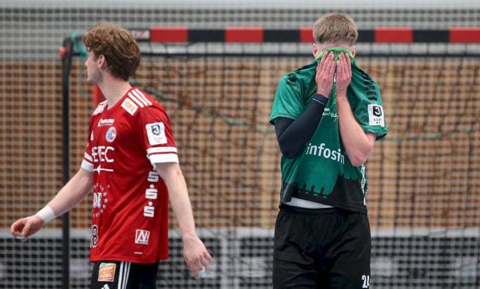 18 10 2025, xfsx, Herren, Handball, Saison 2025 2026, 3 Liga, Staffel Sued, 9 Spieltag Woelfe Wuerzburg HC Erlangen II v li Julian Taft HC Erlangen II , Florian Schmidt Woelfe Wuerzburg enttaeuscht schauen, Enttaeuschtung, disappointed Wuerzburg tectake ARENA Bayern Deutschland