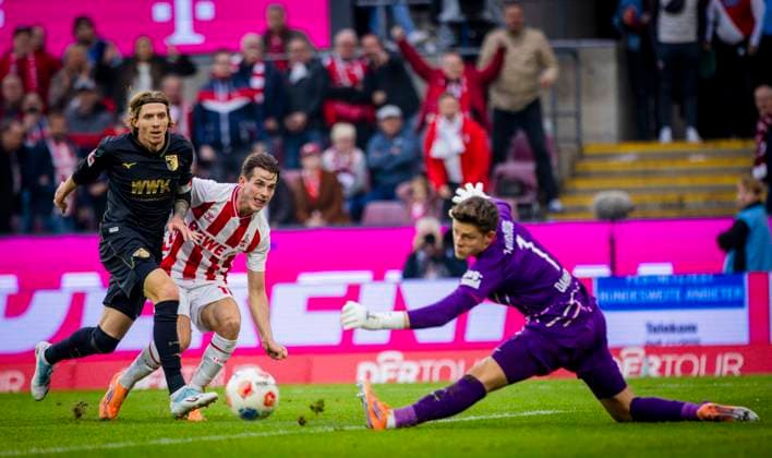 Cologne, Germany 18th Oct 2025 Jakub Kaminski Cologne Kristijan Jakic Augsburg Finn Dahmen Augsburg 1 FC Köln FC Augsburg 18 10 2025