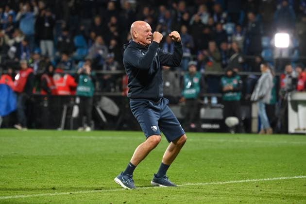 Cheering coach Uwe Rösler VfL Bochum after the match 18 10 2025, Soccer 2 Bundesliga, Season 2025 2026, 9 Matchday, VfL Bochum Hertha BSC Berlin DFL regulations prohibit any use of photographs as image sequences and or quasi video Bochum Vonovia Ruhrstadion Nordrhein Westfalen Germany Team2