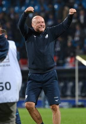 Cheering coach Uwe Rösler VfL Bochum after the match 18 10 2025, Soccer 2 Bundesliga, Season 2025 2026, 9 Matchday, VfL Bochum Hertha BSC Berlin DFL regulations prohibit any use of photographs as image sequences and or quasi video Bochum Vonovia Ruhrstadion Nordrhein Westfalen Germany Team2
