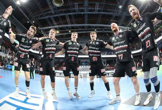 18 10 2025 Handball 1 Bundesliga DAIKIN HBL Season 2025 2026 09 Matchday HC Erlangen Metropolregion Nuremberg HCE HSG Wetzlar DaMa xdaxmax Cheering Joy after the end of the match Team HCE Team is happy Joy