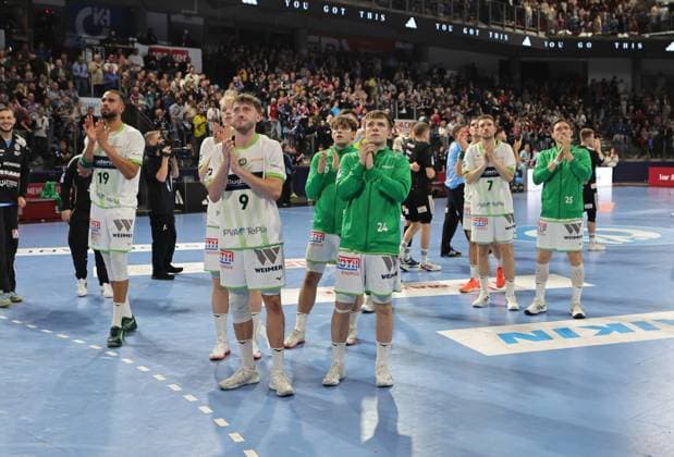 18 10 2025 Handball 1 Bundesliga DAIKIN HBL Season 2025 2026 09 Matchday HC Erlangen Metropolregion Nürnberg HCE HSG Wetzlar DaMa xdaxmax Team Team of HSG Wetzlar disappointed Disappointment after the end of the match