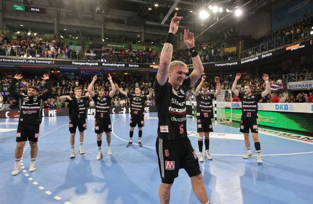 18 10 2025 Handball 1 Bundesliga DAIKIN HBL Season 2025 2026 09 Matchday HC Erlangen Metropolregion Nuremberg HCE HSG Wetzlar DaMa xdaxmax Cheering Joy after the end of the match Team HCE team with cheering chain Cheering wave