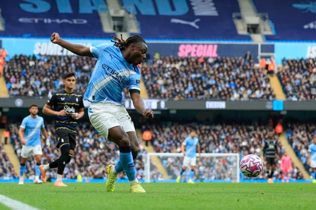 Manchester City v Everton Premier League 18 10 2025. Jeremy Doku (11) of Manchester City crosses the ball during the Premier League match between Manchester City and Everton at the Etihad Stadium, Manchester, England on 18 October 2025. Manchester Etihad Stadium Manchester England Editorial use only DataCo restrictions apply See www.football-dataco.com , Copyright: xConorxMolloyx PSI-23048-0171