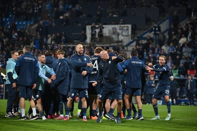 Coach Uwe Rösler VfL Bochum celebrates the victory with his players, on the left Philipp Hofmann VfL Bochum 18 10 2025, Soccer 2 Bundesliga, Season 2025 2026, 9 Matchday, VfL Bochum Hertha BSC Berlin DFL regulations prohibit any use of photographs as image sequences and or quasi video Bochum Vonovia Ruhrstadion Nordrhein Westfalen Germany Team2