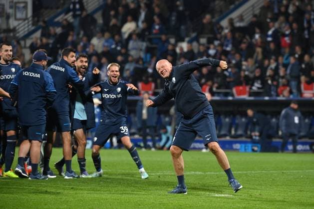 Cheering coach Uwe Rösler VfL Bochum after the game, his players are thrilled 18 10 2025, Soccer 2 Bundesliga, Season 2025 2026, 9 Matchday, VfL Bochum Hertha BSC Berlin DFL regulations prohibit any use of photographs as image sequences and or quasi video Bochum Vonovia Ruhrstadion Nordrhein Westfalen Germany Team2