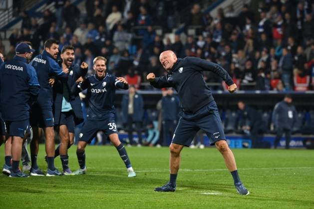Cheering coach Uwe Rösler VfL Bochum after the game, his players are thrilled 18 10 2025, Soccer 2 Bundesliga, Season 2025 2026, 9 Matchday, VfL Bochum Hertha BSC Berlin DFL regulations prohibit any use of photographs as image sequences and or quasi video Bochum Vonovia Ruhrstadion Nordrhein Westfalen Germany Team2
