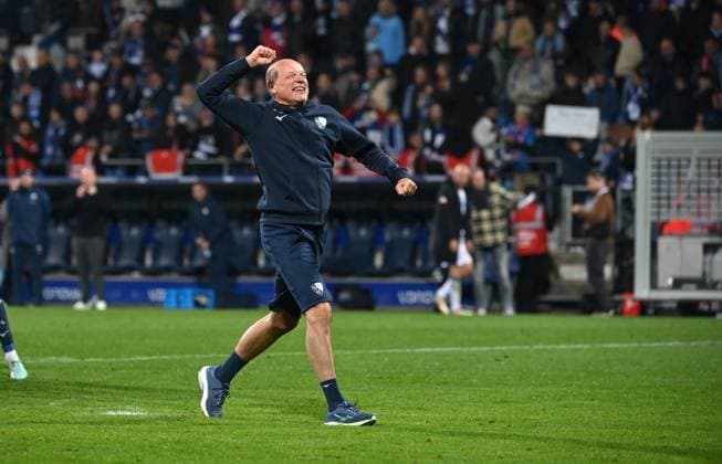Cheering coach Uwe Rösler VfL Bochum after the match 18 10 2025, Soccer 2 Bundesliga, Season 2025 2026, 9 Matchday, VfL Bochum Hertha BSC Berlin DFL regulations prohibit any use of photographs as image sequences and or quasi video Bochum Vonovia Ruhrstadion Nordrhein Westfalen Germany Team2