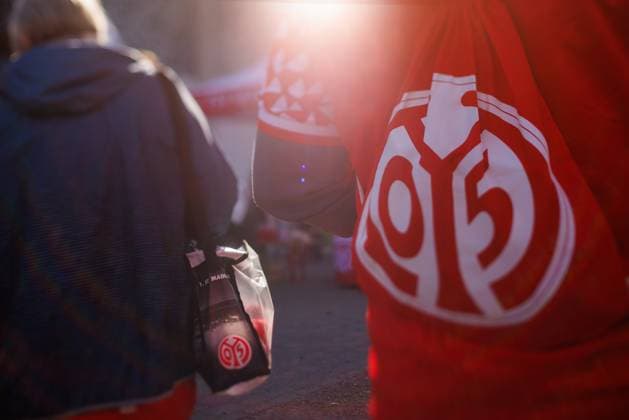 1 Fussball Bundesliga 1 FSV Mainz 05 vs Bayer 04 Leverkusen, 18 10 2025 Fans of 1 FSV Mainz 05 outside the stadium Impressions outside the stadium before the game MAINZ, GERMANY OCTOBER 18 during the Bundesliga match between 1 Fussball Bundesliga 1 FSV Mainz 05 vs Bayer 04 Leverkusen at MEWA Arena on matchday 7 of the 1 Bundesliga on October 18, 2025 in Mainz, Germany DFL REGULATIONS PROHIBIT ANY USE OF PHOTOGRAPHS AS IMAGE SEQUENCES AND OR QUASI VIDEO Copyright: xBEAUTIFULxSPORTS Hahnex