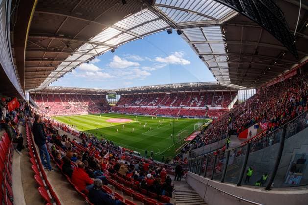 1 Fussball Bundesliga 1 FSV Mainz 05 vs Bayer 04 Leverkusen, 18 10 2025 The teams warm up under blue skies and sunshine Long shot of the stadium interior MAINZ, GERMANY OCTOBER 18 during the Bundesliga match between 1 Fussball Bundesliga 1 FSV Mainz 05 vs Bayer 04 Leverkusen at MEWA Arena on matchday 7 of the 1 Bundesliga on October 18, 2025 in Mainz, Germany DFL REGULATIONS PROHIBIT ANY USE OF PHOTOGRAPHS AS IMAGE SEQUENCES AND OR QUASI VIDEO Copyright: xBEAUTIFULxSPORTS Hahnex