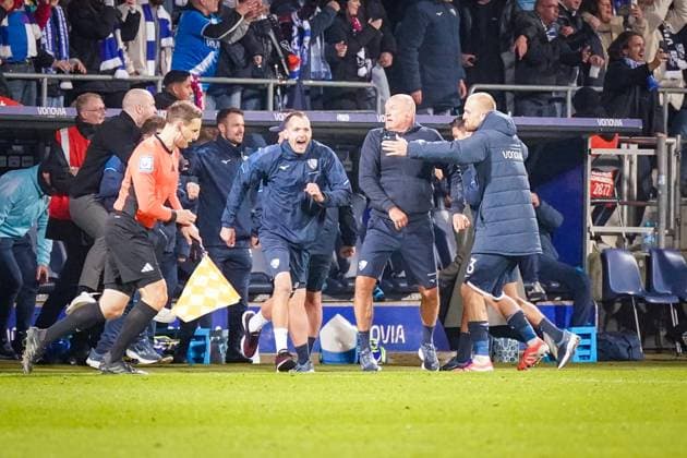 Germany Soccer 2 Bundesliga 2025 26, 9 Matchday VfL Bochum vs Hertha BSC Berlin Vonovia Ruhrstadion Bochum Joy, emotions, jubilation after the 3 2 home win for Uwe Rösler coach, VfL Bochum and the Bochum coaches, substitute players after the final whistle Copyright: xJOERANxSTEINSIEKx