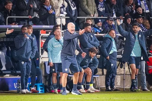 Germany Soccer 2 Bundesliga 2025 26, 9 Matchday VfL Bochum vs Hertha BSC Berlin Vonovia Ruhrstadion Bochum Joy, emotions, jubilation after the 3 2 home win for Uwe Rösler coach, VfL Bochum and the Bochum coaches, substitute players after the final whistle Copyright: xJOERANxSTEINSIEKx