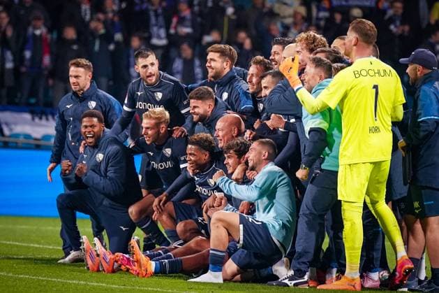 Germany Soccer 2 Bundesliga 2025 26, 9 Matchday VfL Bochum vs Hertha BSC Berlin Vonovia Ruhrstadion Bochum Joy, emotions, jubilation after the 3 2 home win for Uwe Rösler coach, VfL Bochum and the Bochum team Copyright: xJOERANxSTEINSIEKx