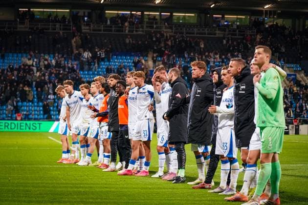 Germany Soccer 2 Bundesliga 2025 26, 9 Matchday VfL Bochum vs Hertha BSC Berlin Vonovia Ruhrstadion Bochum Hertha players in front Tjark Ernst Hertha BSC, 1 and Fabian Reese Hertha BSC, 11 after the match in front of the visiting fans from Berlin who had traveled with them Copyright: xJOERANxSTEINSIEKx