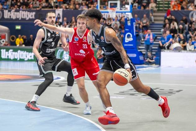 easy Credit BBL 2025 2026 Syntainics MBC vs BMA 365 Bamberg Baskets Weissenfels, Germany October 18, 2025 In the picture from left Reaves Spencer Weissenfels and Ibrahim Watson Boye Bamberg Weissenfels Stadthalle Sachsen Anhalt Germany
