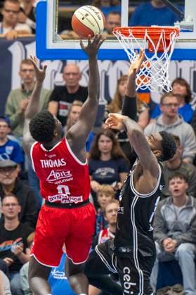 easy Credit BBL 2025 2026 Syntainics MBC vs BMA 365 Bamberg Baskets Weissenfels, Germany October 18, 2025 In the picture from left in the duel Thomas Khyri Weissenfels and Ejiofor Onu Bamberg Weissenfels Stadthalle Sachsen Anhalt Germany