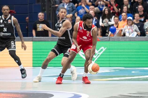 easy Credit BBL 2025 2026 Syntainics MBC vs BMA 365 Bamberg Baskets Weissenfels, Germany October 18, 2025 In the picture from left in the duel Marquette Demonia Demarcus Bamberg and Gunn RJ Weissenfels Weissenfels Stadthalle Sachsen Anhalt Germany