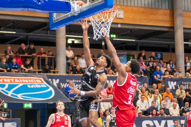 easy Credit BBL 2025 2026 Syntainics MBC vs BMA 365 Bamberg Baskets Weissenfels, Germany October 18, 2025 In the picture from left in the duel Ibrahim Watson Boye Bamberg and Foster Marcus Weissenfels Weissenfels Stadthalle Sachsen Anhalt Germany
