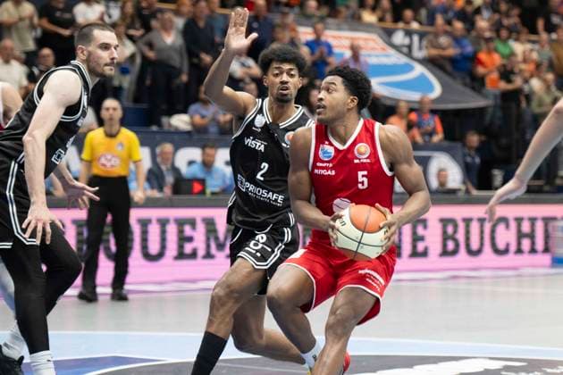 easy Credit BBL 2025 2026 Syntainics MBC vs BMA 365 Bamberg Baskets Weissenfels, Germany October 18, 2025 In the picture from left in the duel Ibrahim Watson Boye Bamberg and Foster Marcus Weissenfels Weissenfels Stadthalle Sachsen Anhalt Germany