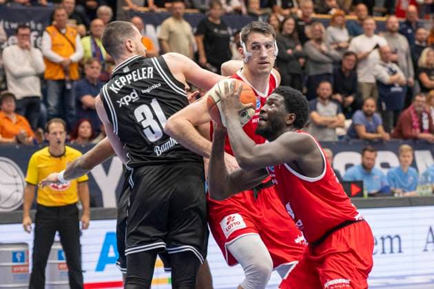 easy Credit BBL 2025 2026 Syntainics MBC vs BMA 365 Bamberg Baskets Weissenfels, Germany October 18, 2025 In the picture from left in the duel Daniel Keppeler Bamberg , Jure Planinic Weissenfels and Thomas Khyri Weissenfels Weissenfels Stadthalle Sachsen Anhalt Germany