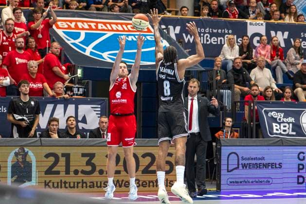 easy Credit BBL 2025 2026 Syntainics MBC vs BMA 365 Bamberg Baskets Weissenfels, Germany October 18, 2025 In the picture from left Reaves Spencer Weissenfels and Marquette Demonia Demarcus Bamberg Weissenfels Stadthalle Sachsen Anhalt Germany