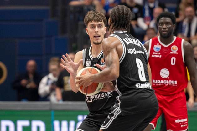 easy Credit BBL 2025 2026 Syntainics MBC vs BMA 365 Bamberg Baskets Weissenfels, Germany October 18, 2025 In the picture from left Zachary Ensminger Bamberg and Marquette Demonia Demarcus Bamberg Weissenfels Stadthalle Sachsen Anhalt Germany