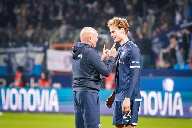 Germany Soccer 2 Bundesliga 2025 26, 9 Matchday VfL Bochum vs Hertha BSC Berlin Vonovia Ruhrstadion Bochum Uwe Rösler Coach, VfL Bochum with Mats Pannewig VfL Bochum, 24 in conversation after the match Copyright: xJOERANxSTEINSIEKx