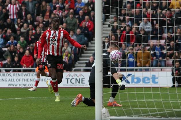 Sunderland v Wolverhampton Wanderers - Premier League Nordi Mukiele of Sunderland scores the opening goal during the Premier League match between Sunderland and Wolverhampton Wanderers at the Stadium of Light in Sunderland, England, on October 18, 2025. Sunderland Tyne and Wear United Kingdom  Copyright: xMIxNewsx originalFilename:fletcher-sunderla251018_npxpE.jpg