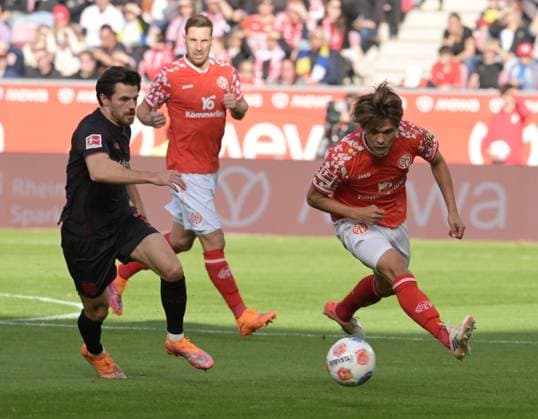 Kaishu Sano re against Jonas Hofmann photographed at the soccer Bundesliga match Mainz 05 against Bayer 04 Leverkusen on 18 10 2025 in Mainz DFL DFB REGULATIONS PROHIBIT ANY USE OF PHOTOGRAPHS as IMAGE SEQUENCES and or QUASI VIDEO