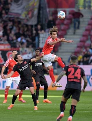 Kaishu Sano above against Jonas Hofmann photographed at the soccer Bundesliga match Mainz 05 against Bayer 04 Leverkusen on 18 10 2025 in Mainz DFL DFB REGULATIONS PROHIBIT ANY USE OF PHOTOGRAPHS as IMAGE SEQUENCES and or QUASI VIDEO