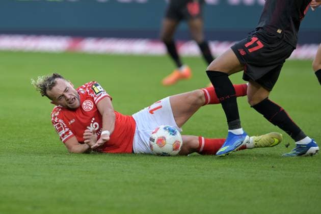 Bernd Hollerbach below Eliesse Ben Seghir photographed at the soccer Bundesliga match Mainz 05 against Bayer 04 Leverkusen on 18 10 2025 in Mainz DFL DFB REGULATIONS PROHIBIT ANY USE OF PHOTOGRAPHS as IMAGE SEQUENCES and or QUASI VIDEO