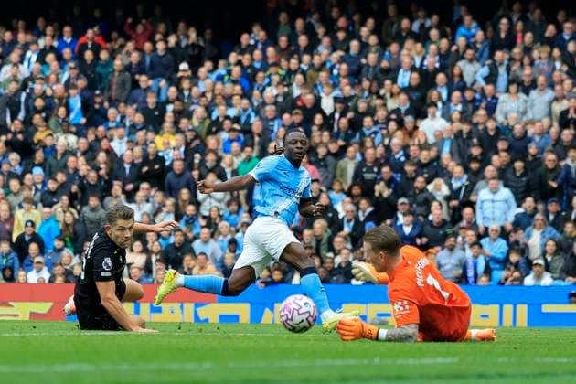 Manchester City v Everton Premier League 18 10 2025. Jeremy Doku (11) of Manchester City sees his shot saved by Jordan Pickford (1) of Everton during the Premier League match between Manchester City and Everton at the Etihad Stadium, Manchester, England on 18 October 2025. Manchester Etihad Stadium Manchester England Editorial use only DataCo restrictions apply See www.football-dataco.com , Copyright: xConorxMolloyx PSI-23048-0202