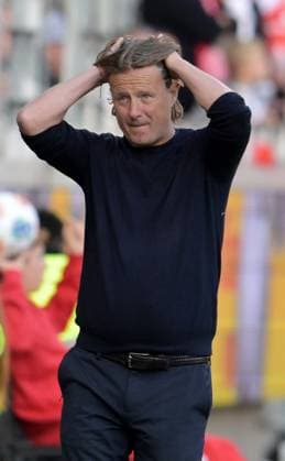 Mainz coach Bo Henriksen pulls his hair out in despair after the defeat photographed at the Bundesliga soccer match Mainz 05 vs Bayer 04 Leverkusen on 18 10 2025 in Mainz DFL DFB REGULATIONS PROHIBIT ANY USE OF PHOTOGRAPHS as IMAGE SEQUENCES and or QUASI VIDEO
