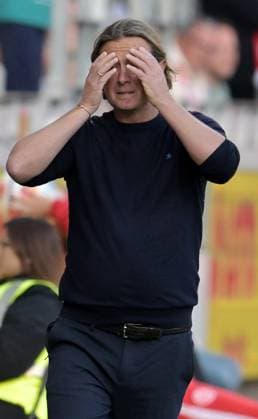 Mainz coach Bo Henriksen pulls his hair out in despair after the defeat photographed at the Bundesliga soccer match Mainz 05 vs Bayer 04 Leverkusen on 18 10 2025 in Mainz DFL DFB REGULATIONS PROHIBIT ANY USE OF PHOTOGRAPHS as IMAGE SEQUENCES and or QUASI VIDEO