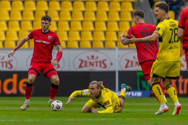 Aachen, Germany October 18, 2025 3 Liga 2025 2026 Alemannia Aachen vs FC Ingolstadt 04 In the picture from left in a duel Jonas Scholz FCI and Lars Gindorf Aachen DFB regulations prohibit any use of photographs as image sequences and or quasi video Tivoli Nordrhein Westfalen Copyright: xFotostandx xSchäferx