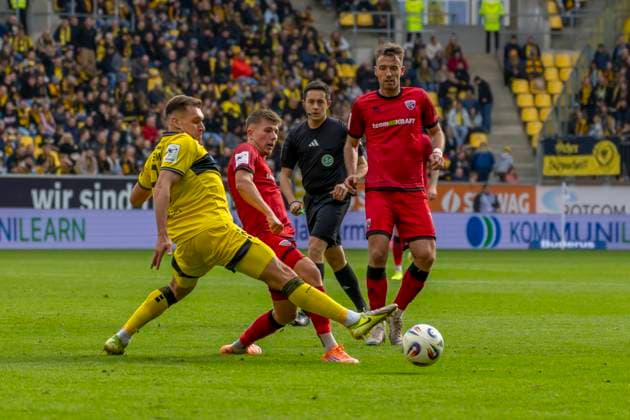 Aachen, Germany 18 October 2025 3 Liga 2025 2026 Alemannia Aachen vs FC Ingolstadt 04 In the picture from left in duel Marius Wegmann Aachen , Gustav Christensen FCI and Max Besuschkow FCI DFB regulations prohibit any use of photographs as image sequences and or quasi video Tivoli Nordrhein Westfalen Copyright: xFotostandx xSchäferx