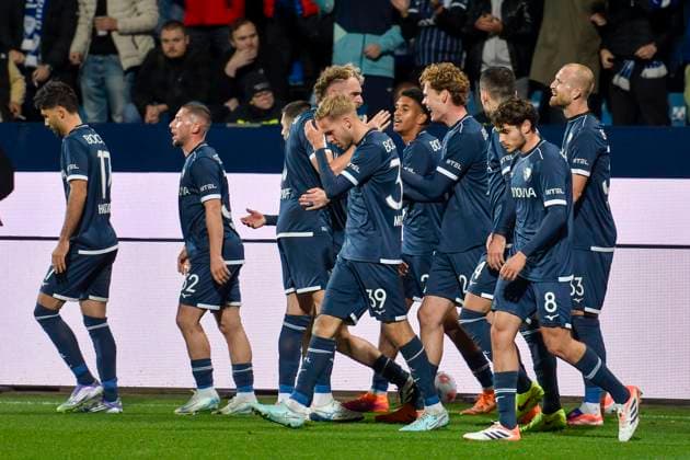 the Bochum team cheers after the own goal to 1 0 by Michal Karbownik BSC 33 18 10 2025 Soccer VfL Bochum vs Hertha BSC, Vonovia Ruhrstadion, Bochum, DFB DFL REGULATIONS PROHIBIT ANY USE OF PHOTOGRAPHS AS IMAGE SEQUENCES AND OR QUASI VIDEO Copyright: xpepphotox xSaschaxWeizx pep00321, pep_20251018_hm_167594