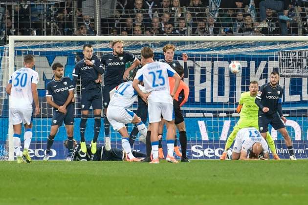 Fabian Reese BSC 11 puts the free kick just over the goal 18 10 2025 Football VfL Bochum vs Hertha BSC, Vonovia Ruhrstadion, Bochum, DFB DFL REGULATIONS PROHIBIT ANY USE OF PHOTOGRAPHS AS IMAGE SEQUENCES AND OR QUASI VIDEO Copyright: xpepphotox xSaschaxWeizx pep00321, pep_20251018_hm_167731