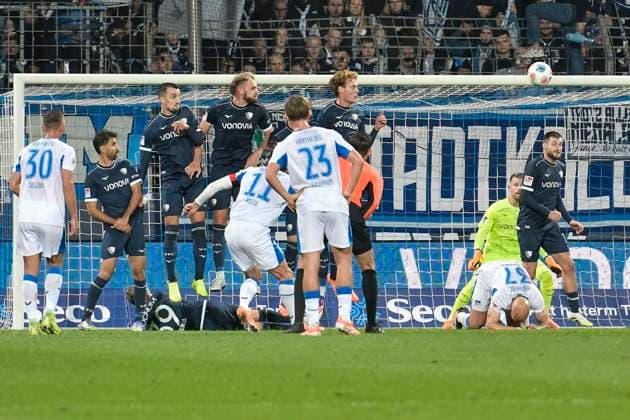 Fabian Reese BSC 11 puts the free kick just over the goal 18 10 2025 Football VfL Bochum vs Hertha BSC, Vonovia Ruhrstadion, Bochum, DFB DFL REGULATIONS PROHIBIT ANY USE OF PHOTOGRAPHS AS IMAGE SEQUENCES AND OR QUASI VIDEO Copyright: xpepphotox xSaschaxWeizx pep00321, pep_20251018_hm_167732