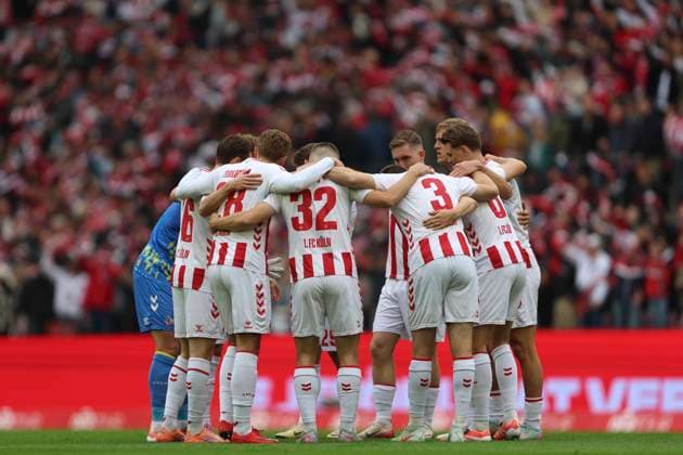 Spieler von 1. FC Köln bilden einen Teamkreis waehrend des spiels der Bundesliga zwischen 1. FC Köln und FC Augsburg, RheinEnergieSTADION am 18. October 2025 in Köln, Deutschland. (Foto von Oliver Kaelke DeFodi Images) +++ Players from 1. FC Köln form a circle during the Bundesliga match between 1. FC Köln and FC Augsburg at RheinEnergieSTADION on October 18, 2025 in Köln, Germany. (Photo by Oliver Kaelke DeFodi Images) DFL regulations prohibit any use of photographs as image sequences and or quasi-video. (Photo by Oliver Kaelke DeFodi Images) Players from 1 FC Köln form a circle during the Bundesliga match between 1 FC Köln and FC Augsburg, RheinEnergieSTADION on October 18, 2025 in Köln, Germany Photo by Oliver Kaelke DeFodi Images Players from 1 FC Köln form a circle during the Bundesliga match between 1 FC Köln and FC Augsburg at RheinEnergieSTADION on October 18, 2025 in Köln, Germany Photo by Oliver Kaelke DeFodi Images DFL regulations prohibit any use of photographs as image sequences and or quasi video Photo by Oliver Kaelke DeFodi Images
