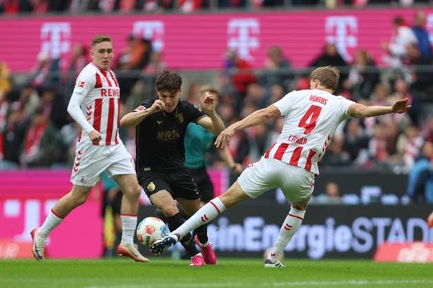 Mert Kömür (FC Augsburg) und Timo Huebers (1. FC Koeln) im Zweikampf waehrend des spiels der Bundesliga zwischen 1. FC Köln und FC Augsburg, RheinEnergieSTADION am 18. October 2025 in Köln, Deutschland. (Foto von Oliver Kaelke DeFodi Images) +++ Mert Kömür (FC Augsburg) und Timo Huebers (1. FC Koeln) battle for the ball during the Bundesliga match between 1. FC Köln and FC Augsburg at RheinEnergieSTADION on October 18, 2025 in Köln, Germany. (Photo by Oliver Kaelke DeFodi Images) DFL regulations prohibit any use of photographs as image sequences and or quasi-video. (Photo by Oliver Kaelke DeFodi Images) Mert Kömür FC Augsburg und Timo Huebers 1 FC Koeln im Zweikampf waehrend des spiels der Bundesliga zwischen 1 FC Köln und FC Augsburg, RheinEnergieSTADION am 18 October 2025 in Köln, Germany Photo by Oliver Kaelke DeFodi Images Mert Kömür FC Augsburg und Timo Huebers 1 FC Koeln battle for the ball during the Bundesliga match between 1 FC Köln and FC Augsburg at RheinEnergieSTADION on October 18, 2025 in Köln, Germany Photo by Oliver Kaelke DeFodi Images DFL regulations prohibit any use of photographs as image sequences and or quasi video Photo by Oliver Kaelke DeFodi Images