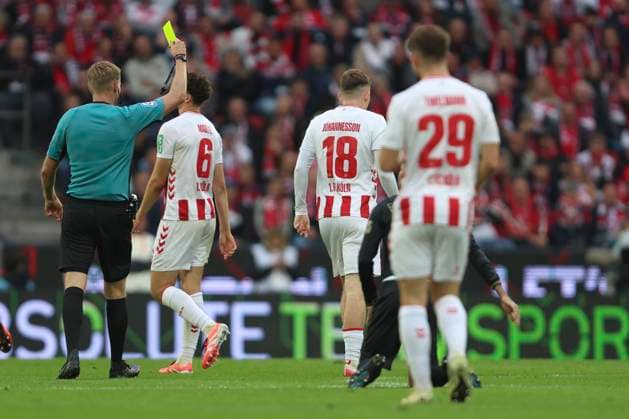 Isak Johannesson (1. FC Koeln) erhaelt die gelbe Karte waehrend des spiels der Bundesliga zwischen 1. FC Köln und FC Augsburg, RheinEnergieSTADION am 18. October 2025 in Köln, Deutschland. (Foto von Oliver Kaelke DeFodi Images) +++ Isak Johannesson (1. FC Koeln) gets the yellow card during the Bundesliga match between 1. FC Köln and FC Augsburg at RheinEnergieSTADION on October 18, 2025 in Köln, Germany. (Photo by Oliver Kaelke DeFodi Images) DFL regulations prohibit any use of photographs as image sequences and or quasi-video. (Photo by Oliver Kaelke DeFodi Images) Isak Johannesson 1 FC Koeln gets the yellow card during the Bundesliga match between 1 FC Köln and FC Augsburg, RheinEnergieSTADION on October 18, 2025 in Köln, Germany Photo by Oliver Kaelke DeFodi Images Isak Johannesson 1 FC Koeln gets the yellow card during the Bundesliga match between 1 FC Köln and FC Augsburg at RheinEnergieSTADION on October 18, 2025 in Köln, Germany Photo by Oliver Kaelke DeFodi Images DFL regulations prohibit any use of photographs as image sequences and or quasi video Photo by Oliver Kaelke DeFodi Images