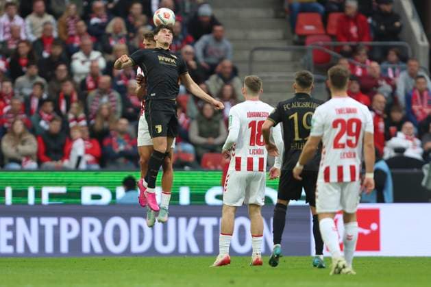 Mert Kömür (FC Augsburg) und Joel Schmied (1. FC Koeln) im Zweikampf waehrend des spiels der Bundesliga zwischen 1. FC Köln und FC Augsburg, RheinEnergieSTADION am 18. October 2025 in Köln, Deutschland. (Foto von Oliver Kaelke DeFodi Images) +++ Mert Kömür (FC Augsburg) und Joel Schmied (1. FC Koeln) battle for the ball during the Bundesliga match between 1. FC Köln and FC Augsburg at RheinEnergieSTADION on October 18, 2025 in Köln, Germany. (Photo by Oliver Kaelke DeFodi Images) DFL regulations prohibit any use of photographs as image sequences and or quasi-video. (Photo by Oliver Kaelke DeFodi Images) Mert Kömür FC Augsburg und Joel Schmied 1 FC Koeln im Zweikampf waehrend des spiels der Bundesliga zwischen 1 FC Köln und FC Augsburg, RheinEnergieSTADION am 18 October 2025 in Köln, Germany Photo by Oliver Kaelke DeFodi Images Mert Kömür FC Augsburg und Joel Schmied 1 FC Koeln battle for the ball during the Bundesliga match between 1 FC Köln and FC Augsburg at RheinEnergieSTADION on October 18, 2025 in Köln, Germany Photo by Oliver Kaelke DeFodi Images DFL regulations prohibit any use of photographs as image sequences and or quasi video Photo by Oliver Kaelke DeFodi Images
