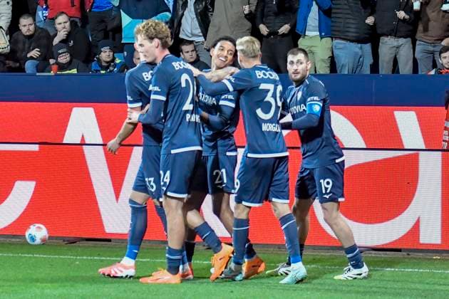 Francis Onyeka Bochum 21 cheers with the team after scoring the 2-0 goal 18 10 2025 Football VfL Bochum vs Hertha BSC, Vonovia Ruhrstadion, Bochum, DFB DFL REGULATIONS PROHIBIT ANY USE OF PHOTOGRAPHS AS IMAGE SEQUENCES AND OR QUASI VIDEO Copyright: xpepphotox xSaschaxWeizx pep00321, pep_20251018_hm_167850