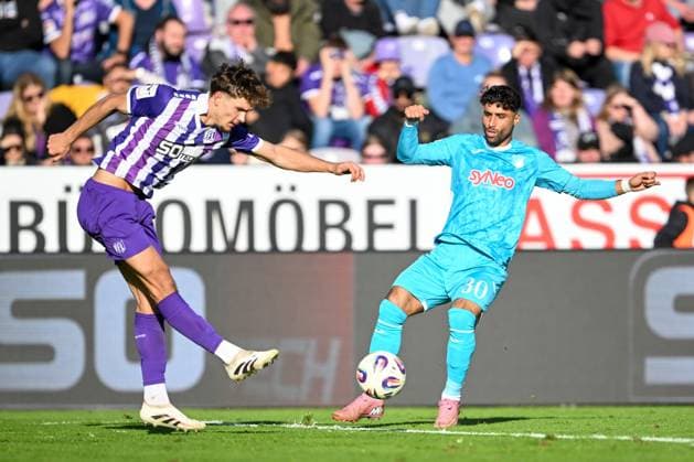3 Liga 25 26 VfL Osnabrück TSG Hoffenheim II on 18 10 2025 at Bremer Brücke in Osnabrück Robin Fabinski Osnabrueck in a duel against Nader El Jindaoui Hoffenheim MT