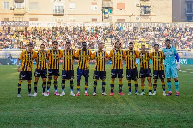 SS Juve Stabia v US Avellino - Serie B Players of SS Juve Stabia line up for a team photo during the Serie B match between SS Juve Stabia and US Avellino at Stadio Romeo Menti Castellammare Di Stabia Italy on 18 October 2025. Castellammare Di Stabia Castellammare Di Stabia Italy  Copyright: xFrancoxRomanox originalFilename:romano-ssjuvest251018_npV0A.jpg